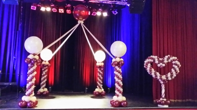 Ballonbogen mit vier großen Säulen