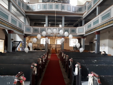 Kirchendekoration mit Ballons