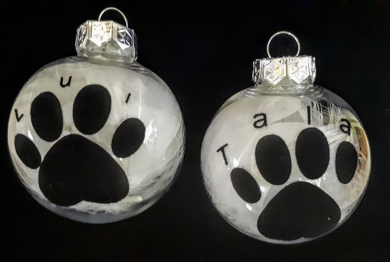 Weihnachtskugel mit Hundepfote