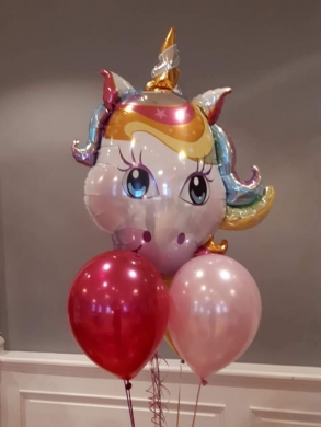 Grosser Einhornkopf mit Latexballons