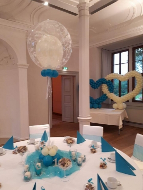 Tischdekoration mit Doppelballons