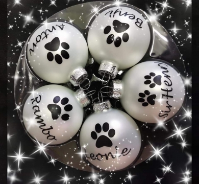 Weihnachtskugeln mit Hundepfote