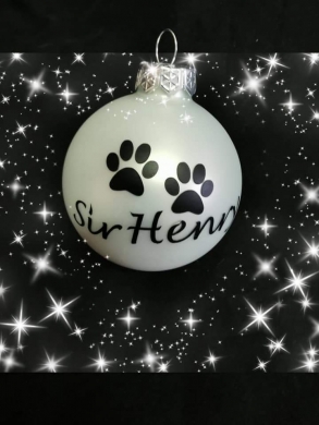 Weihnachtskugel mit Katzenpfötchen