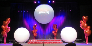 Bühnendekoration mit Herzballons