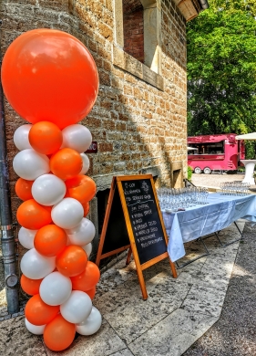 Ballonsäulen in Orange und Weiß