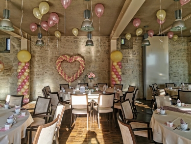 Hochzeitsdekoration in Rosa und Creme