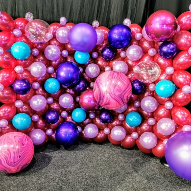 Ballonwand mit Ballons in verschiedenen Größen