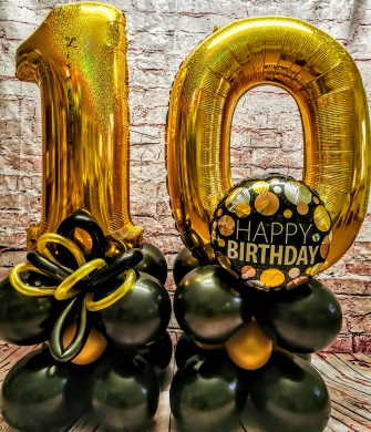 Zahl mit Namen in Gold und Schwarz