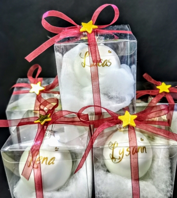 Weihnachtskugeln im Karton