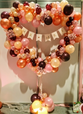 Herz mit Ballons in verschiedenen Größen und Farben