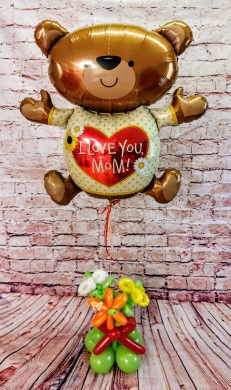 Bär mit Blumenstrauß