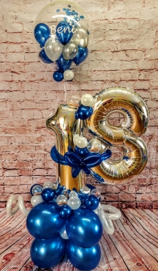 Zahl und Konfettiballon in Blau Weiß