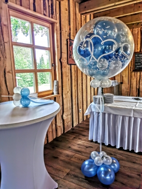 Ballonexplosion in den Farben Weiß und Blau