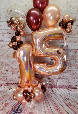 Zahl in den Farben Bordeaux und Rosengold mit Blumen dekoriert