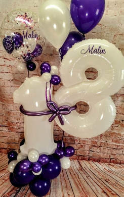 Zahl 18  in Lila und Weiß