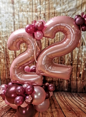 Zahl 22 in Rosa und Bordeaux