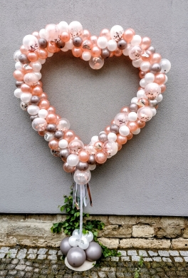 Herz mit Konfettiballons und Schmetterlingen 