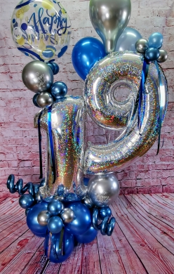 Zahl 19 in Silber und Blau