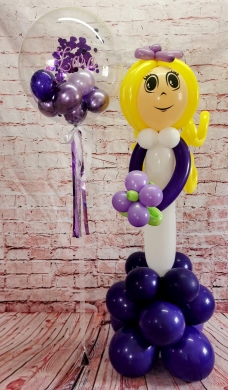 Mädchen in Lila mit Konfettiballon