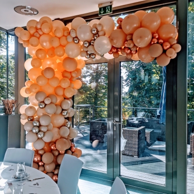 Ballongirlande mit verschiedenen Größen und Farben