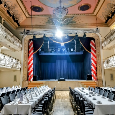 Girlande in Rot und Weiß für die Bühne