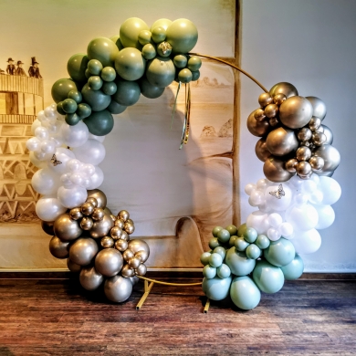 Ballonbogen in den Farben Eukalyptus, Weiß und Chrome Gold