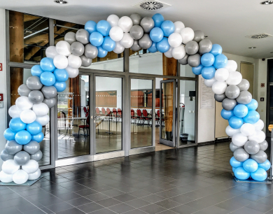 Ballonbogen in Hellblau, Grau und Weiß