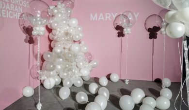 Ballondekoration in Weiß