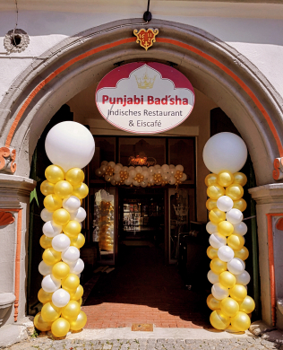 Dekoration in Gold und Weiß zur Eröffnung