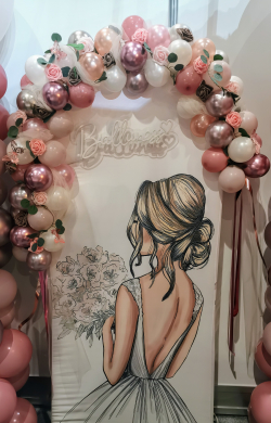 Aufsteller mit Braut und Ballongirlande