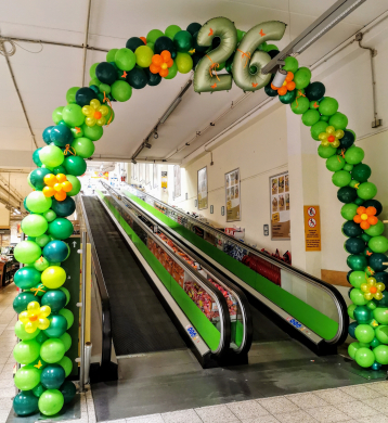 Ballonbogen mit Zahl und Blumen