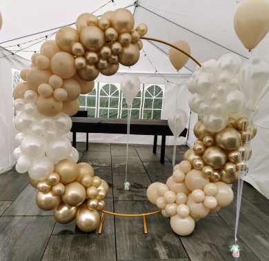 Ballonbogen in den Farben Gold, Weiß und Sand