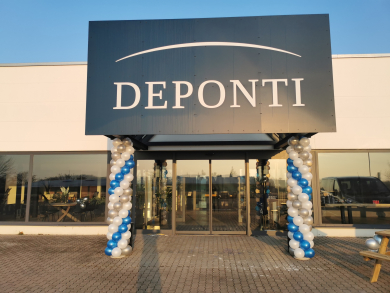 Ballonsäulen in Blau, Silber und Weiß