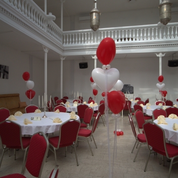 Raumdekoration mit Herzballons