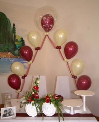Bogen aus Heliumballons und Tüll