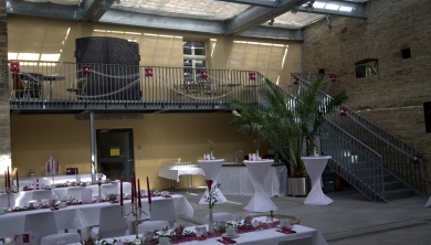 Treppendekoration mit Tüll und Blumen