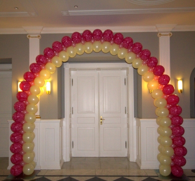 Ballonbögen mit kleinen und großen Ballons