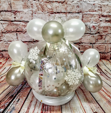 Geschenkballon zu Weihnachten mit Schneedeko