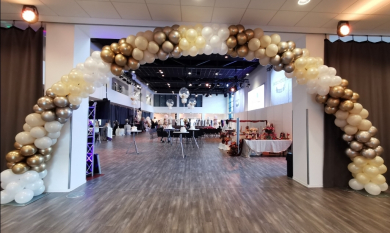 Größer Ballonbogen in Weiß, Gold, Champagnerfarben