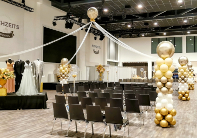 Raumdekoration mit vier Ballonsäulen