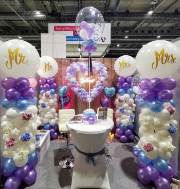 Messestand in Flieder, Hellblau und Weiß