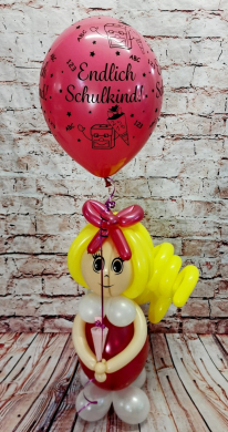 Mädchen mit kleiner Zuckertüte und Ballon