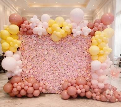 Blumenwand mit Ballongirlande als Fotohintergrund