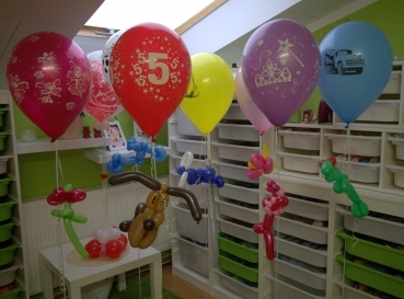 Bunte Latexballons mit Modellierfigur und Lecker