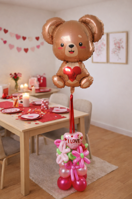 Bär mit Blumenstrauß und Herz