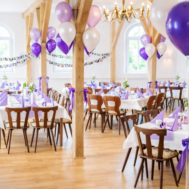 Raumdekoration in Flieder, Weiß und Lila