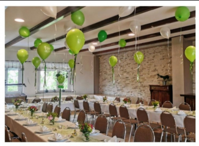 Ballondekoration Grün und Weiß für den Tisch und die Decke