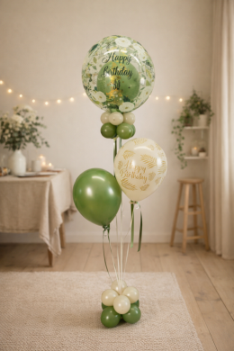 Geburtstagsballon in Eukalyptus und Sand