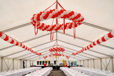 Festzeltdeko mit Kronen