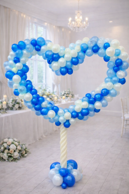 Herz mit unterschiedlichen Blautönen und Creme